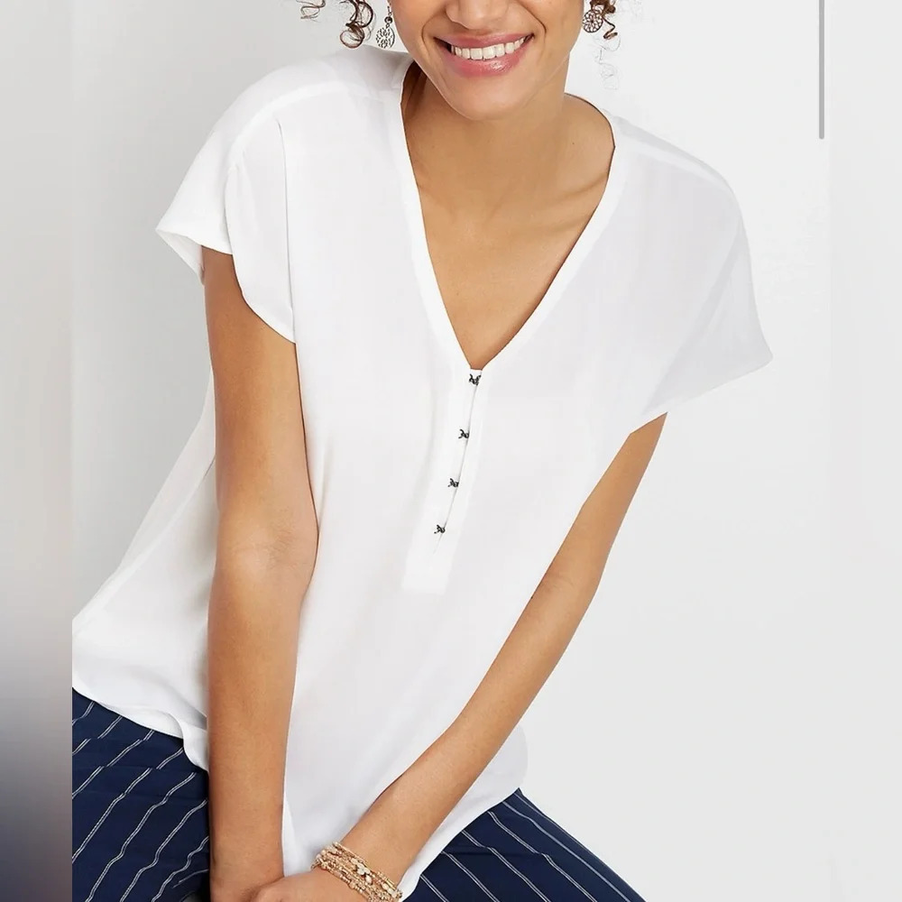 Maurices Solid White Hook & Eye V-neck Short Sleeve Blouse Small Women’s